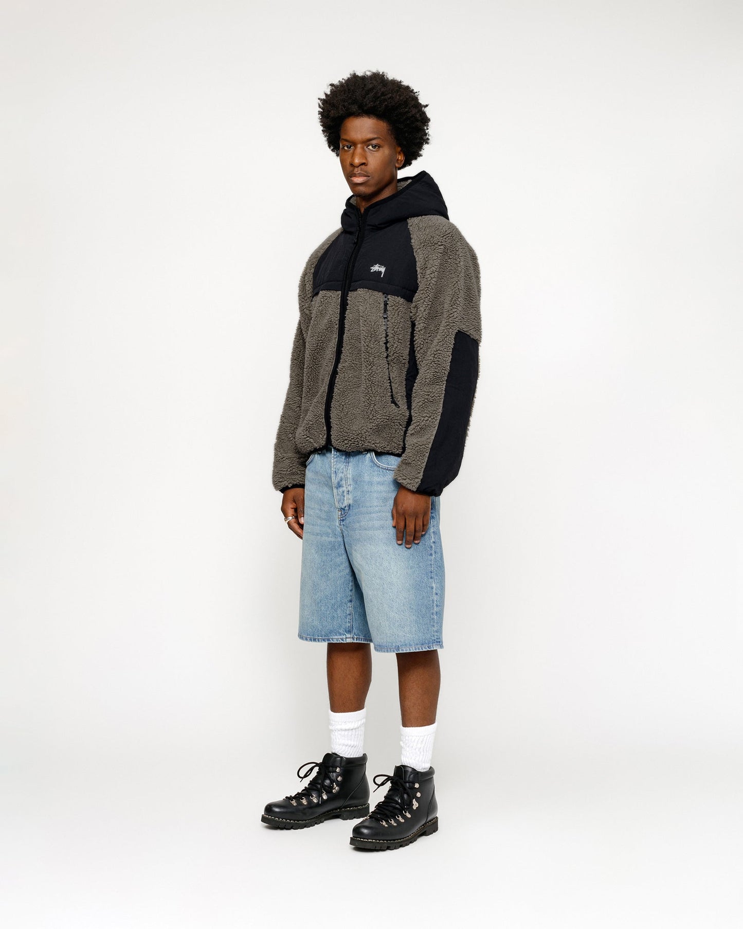 VESTE À CAPUCHE SHERPA ET EMPIÈCEMENTS