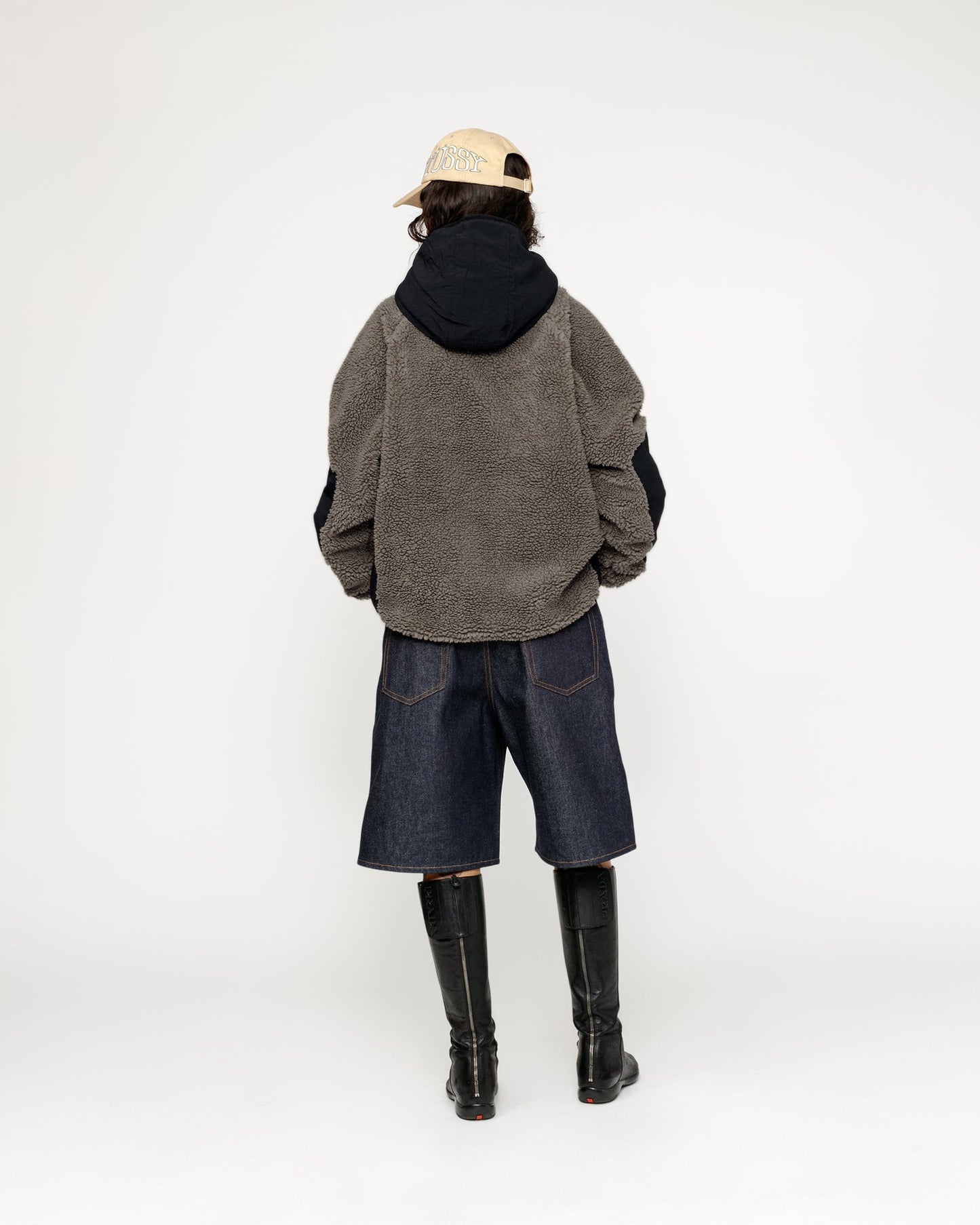VESTE À CAPUCHE EN SHERPA ET EMBOUTS