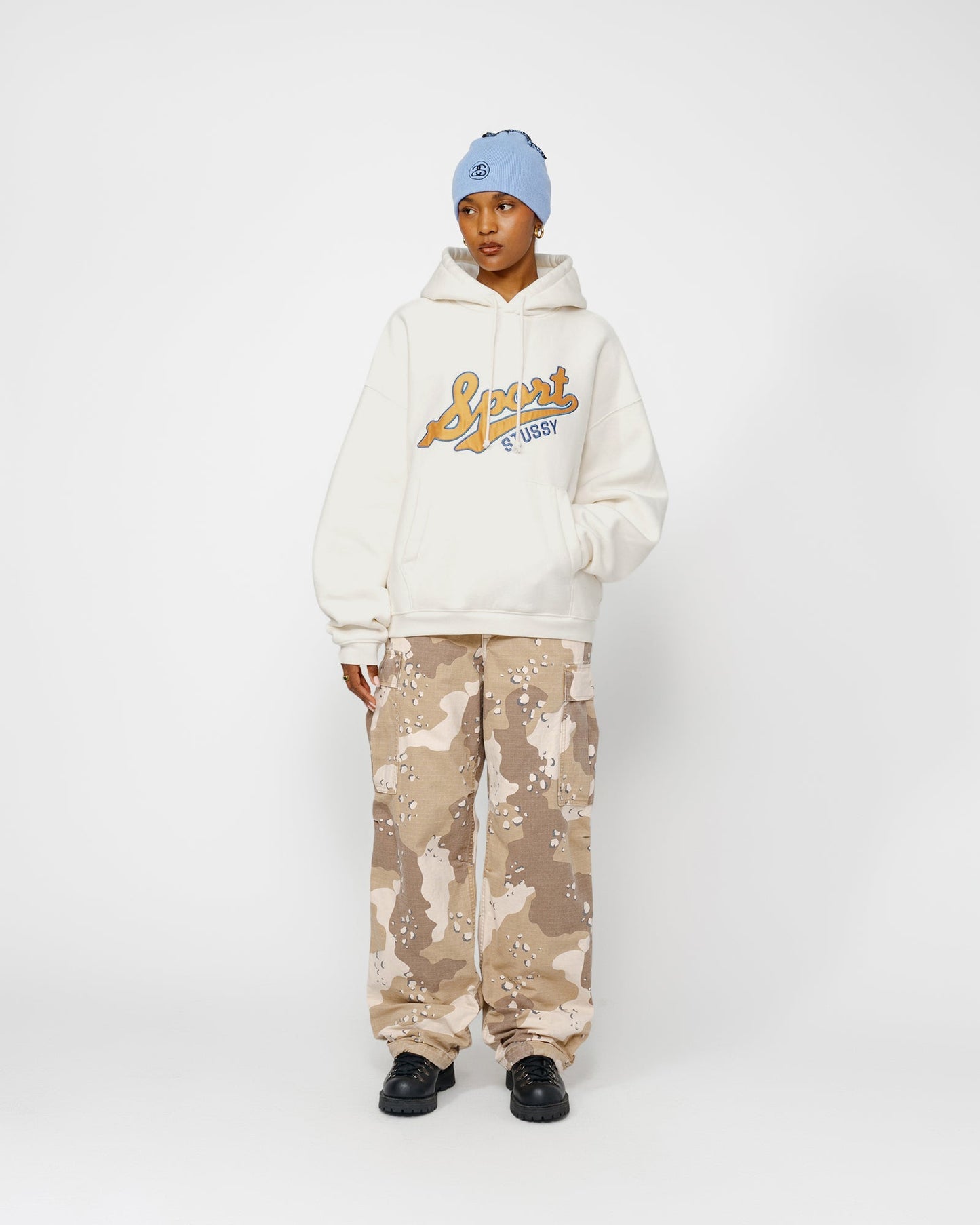 SWEAT À CAPUCHE ÉCUSSON SATINÉ