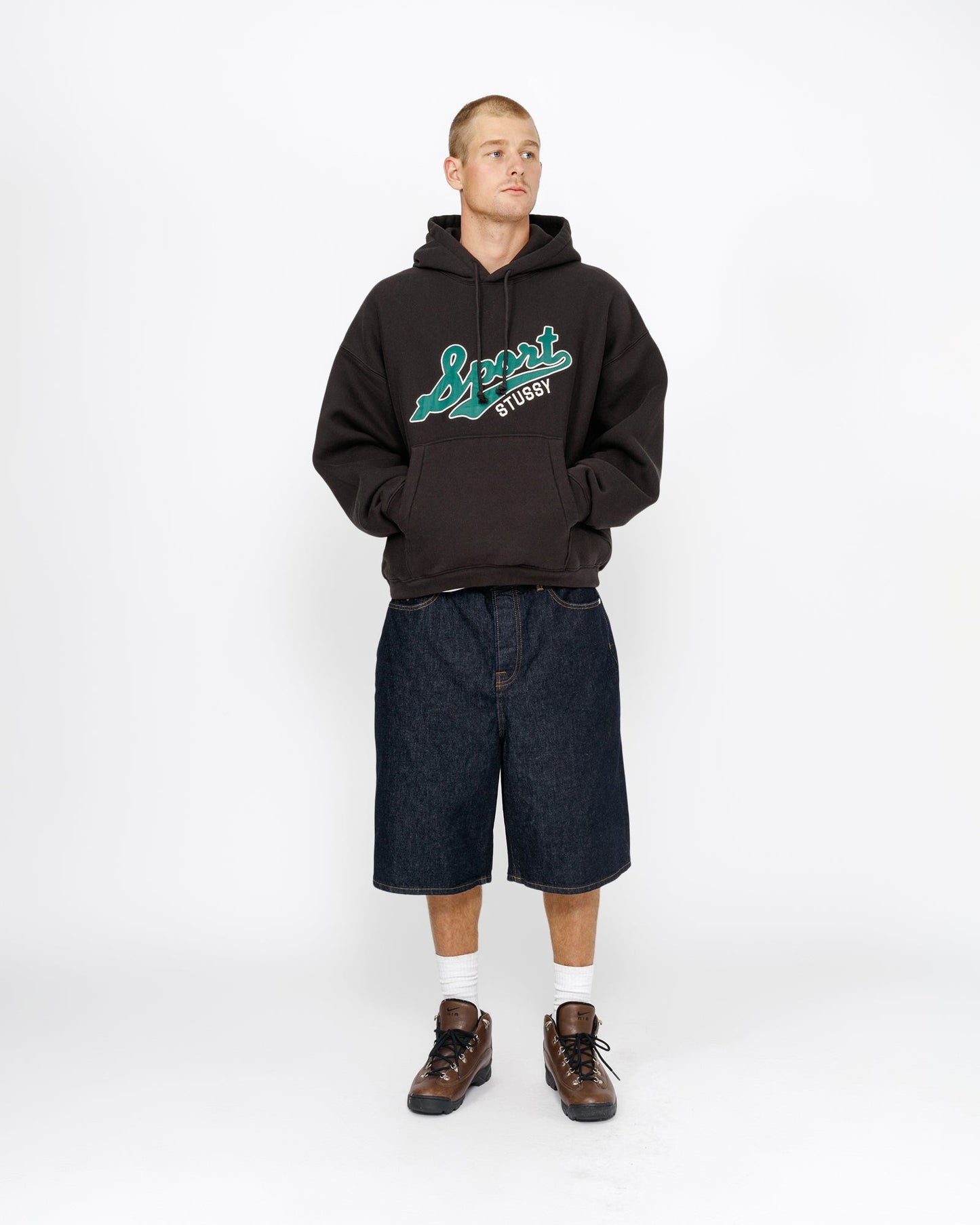 SWEAT À CAPUCHE ÉCUSSON SATINÉ